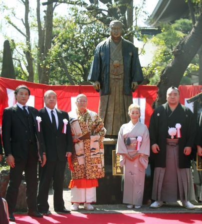　日本相撲協会の北の湖前理事長の銅像の前で記念撮影する（左から）貴乃花理事、八角理事長、（１人おいて）とみ子夫人、横綱日馬富士関＝１日、川崎市