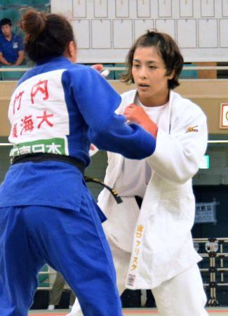 　女子５７キロ級で２連覇した出口クリスタ＝日本武道館