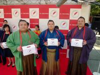 赤い羽根共同募金イベントに参加した（右から）朝乃山、阿武咲、貴景勝、竹下景子