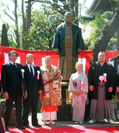 　日本相撲協会の北の湖前理事長の銅像の前で記念撮影する（左から）貴乃花理事、八角理事長、（１人おいて）とみ子夫人、日馬富士（共同）