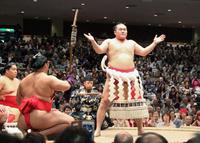 　横綱土俵入りを披露する白鵬＝両国国技館