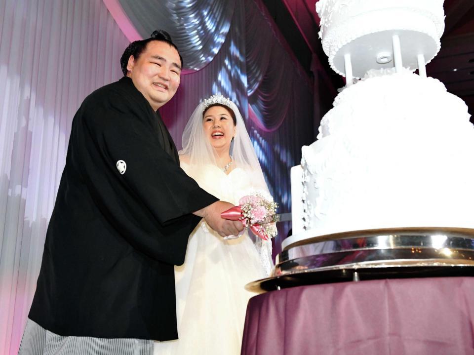 　ウエディングケーキへ入刀する鶴竜（左）とムンフザヤ夫人