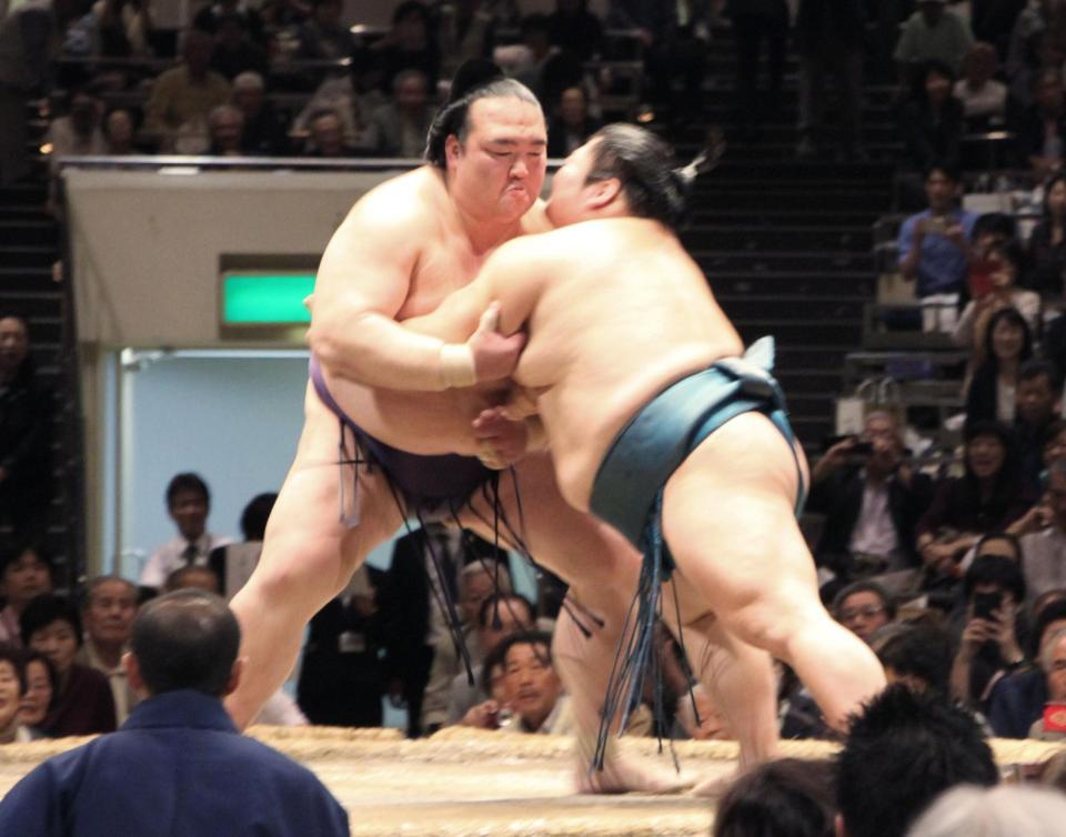 　決勝で豪風（右）を下した稀勢の里＝両国国技館