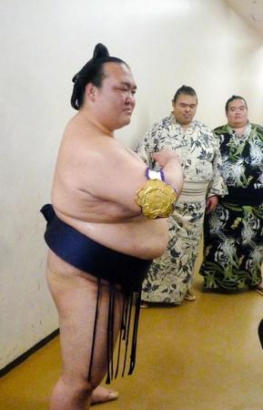 　全日本力士選士権で優勝し「選士権章」を右腕に巻く稀勢の里