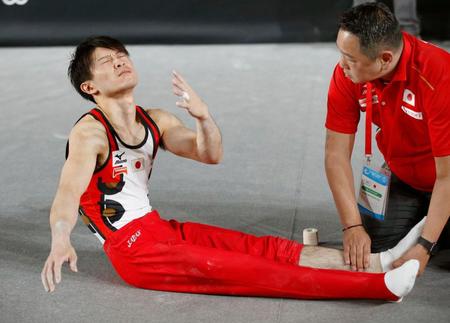 体操の世界選手権男子予選で、跳馬の演技で左足首を負傷した内村航平＝２日、モントリオール（共同）