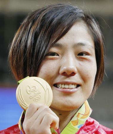 　２０１６年８月、リオデジャネイロ五輪柔道女子７０キロ級で優勝し、金メダルを掲げる田知本遥（共同）