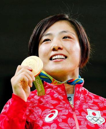 　１６年８月　リオ五輪女子７０キロ級で優勝し、笑顔で金メダルを掲げる田知本遥（共同）