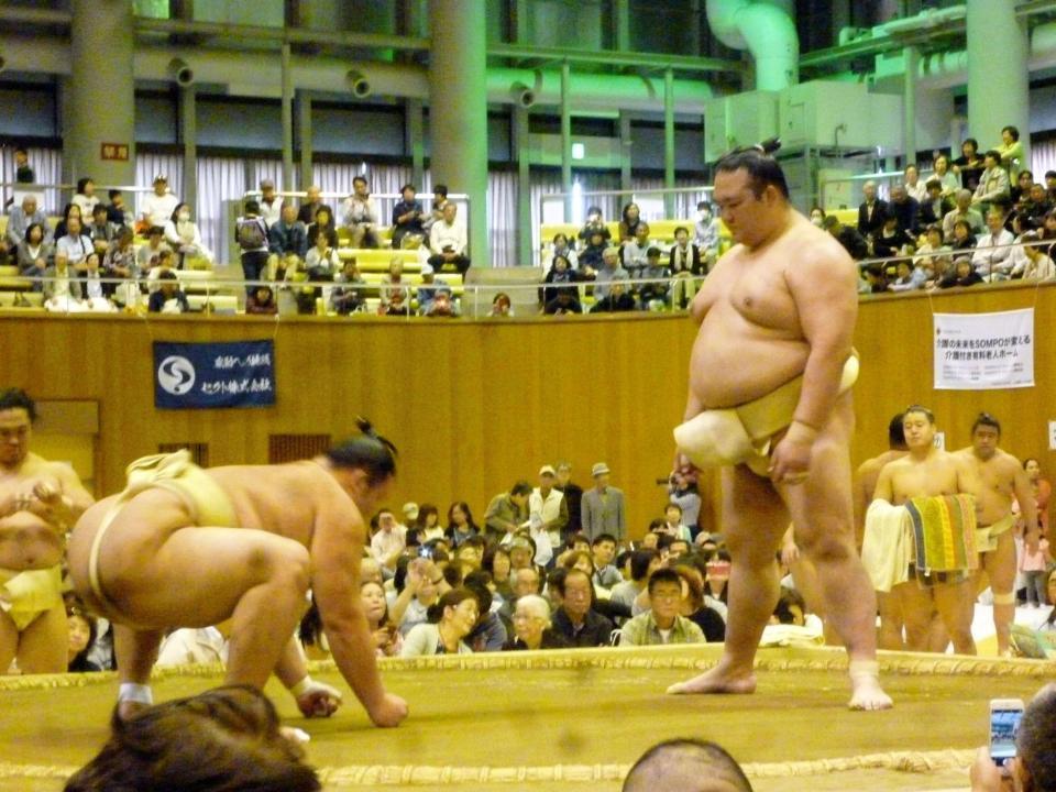 　朝乃山（左）相手に三番稽古を行う稀勢の里