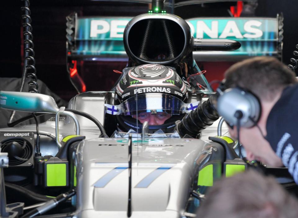 走行に備え正面を見据えるメルセデスのバルテリ・ボッタス＝鈴鹿サーキット（撮影・神子素慎一）