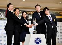 全員で手を合わせる（左から）本郷理華、村元哉中、宮原知子、クリス・リード、佐藤洸彬＝グランドプリンスホテル新高輪（撮影・園田高夫）