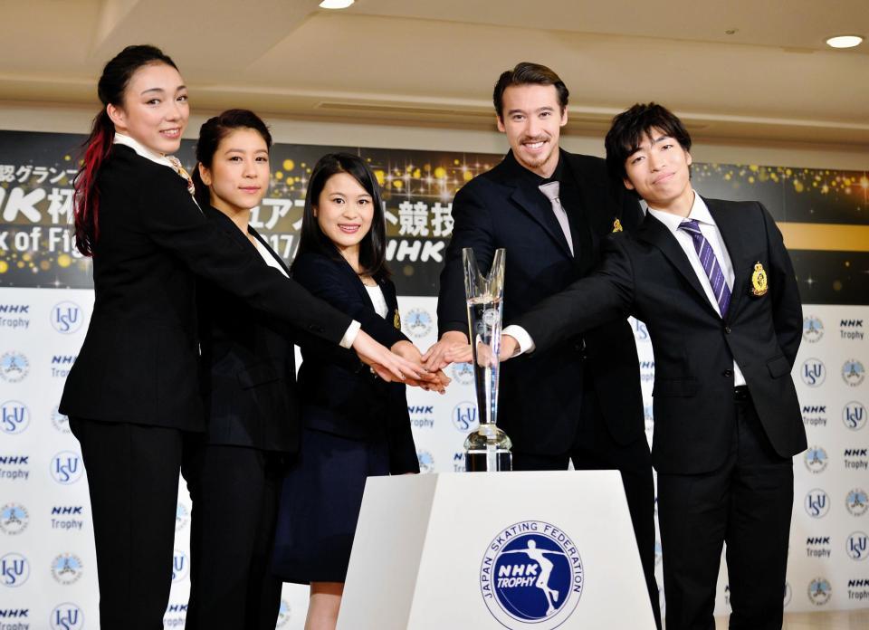 全員で手を合わせる（左から）本郷理華、村元哉中、宮原知子、クリス・リード、佐藤洸彬＝グランドプリンスホテル新高輪（撮影・園田高夫）