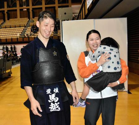 　アベック優勝の馬越夫妻。夫・啓輔（左）に駆け寄り、長女と一緒に喜ぶ妻・千里