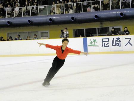 シニアとして近畿選手権を初制覇した友野一希＝尼崎スポーツの森