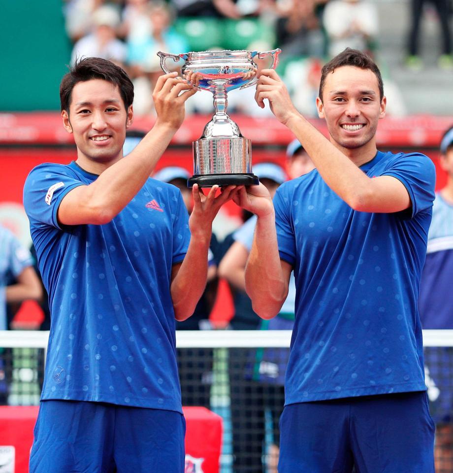 　ダブルスで初優勝を果たし、トロフィーを掲げるマクラクラン（右）、内山組（共同）