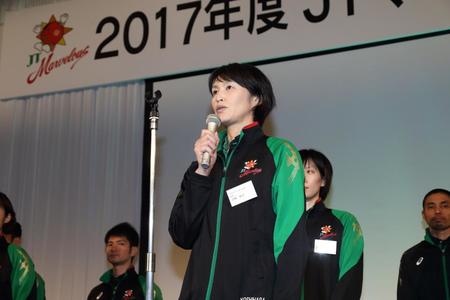 　出席者に優勝を誓う吉原知子監督