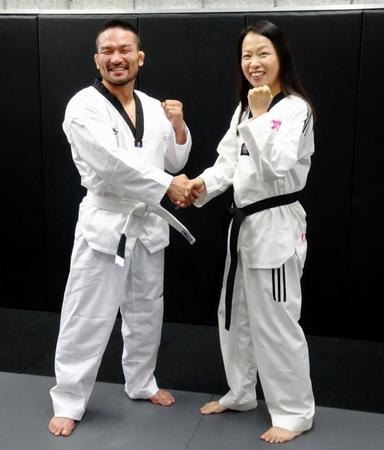 　テコンドーで東京五輪挑戦を表明した菊野克紀（左）と全日本協会の岡本依子副会長