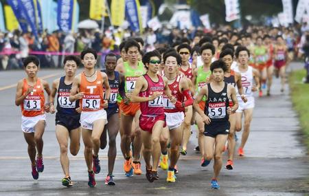 　箱根駅伝の予選会で力走する各大学の選手たち＝陸上自衛隊立川駐屯地（提供・共同通信社）