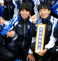 箱根駅伝本戦出場を決めた東京国際大３０歳の“オールドルーキー”渡辺和也（左）