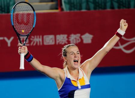 　香港オープンテニスのシングルスで優勝し喜ぶアナスタシア・パブリュチェンコワ＝香港（ＡＰ＝共同）