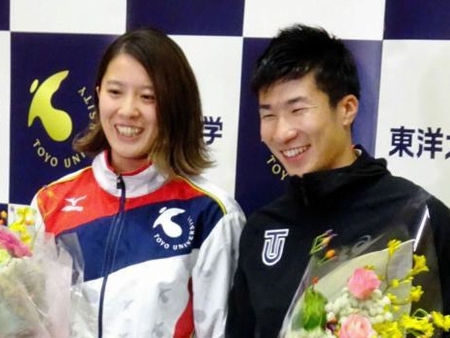 　東洋大で世界選手権の報告をした競泳の大橋悠依（左）と陸上の桐生祥秀