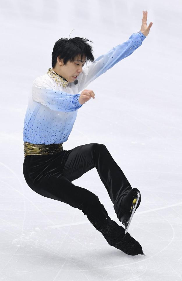 　男子ＳＰのジャンプでバランスを崩し転倒する羽生結弦＝モスクワ（共同）