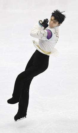 　男子フリーで４回転ルッツを跳ぶ羽生結弦（共同）