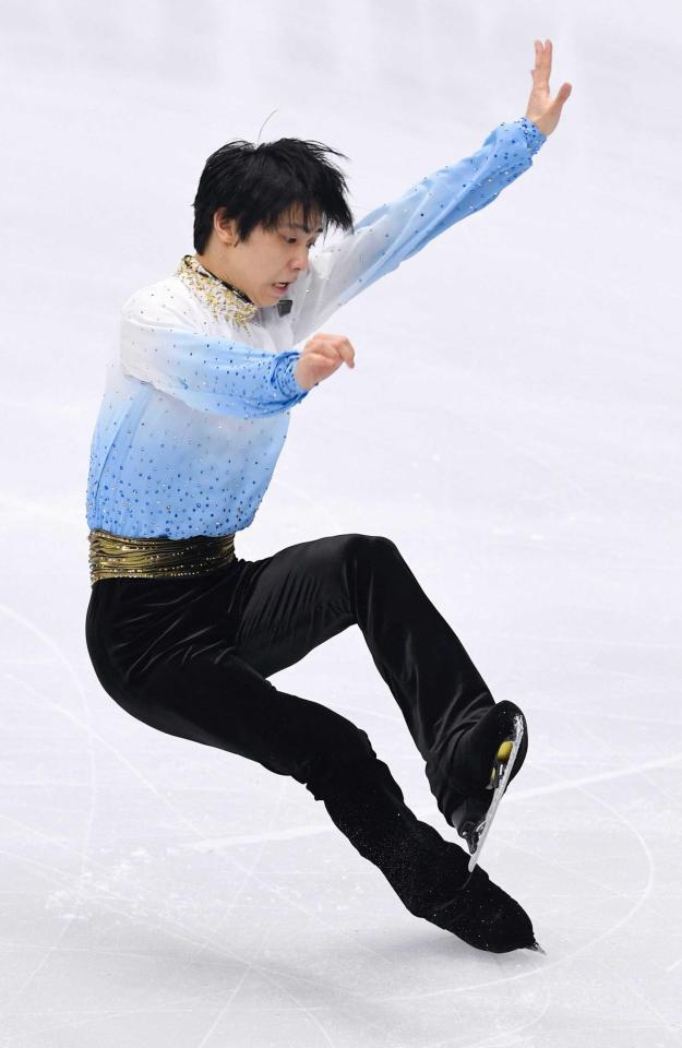 　ジャンプでバランスを崩し転倒する羽生結弦