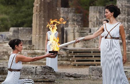 　ギリシャのオリンピア遺跡で行われた平昌冬季五輪の聖火の採火式＝２４日（ＡＰ＝共同）