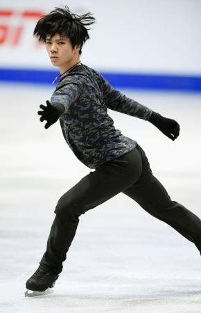 　公式練習で調整する宇野昌磨＝レジャイナ（共同）