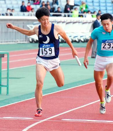 　男子４００メートルリレー予選　関学大のアンカーとしてゴールする多田（左）