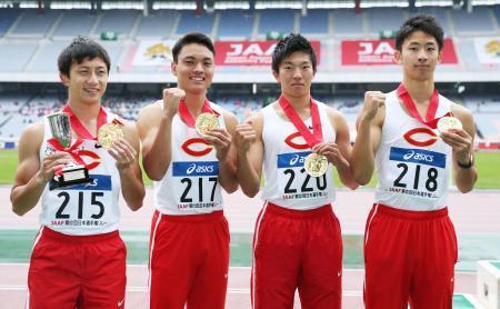 　男子４００メートルリレーで優勝し、メダルを手にする中央大の（左から）川上、竹田、大久保、染谷＝日産スタジアム