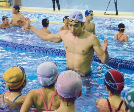 　水泳教室で子どもたちを指導する萩野公介＝２９日、東京都小平市