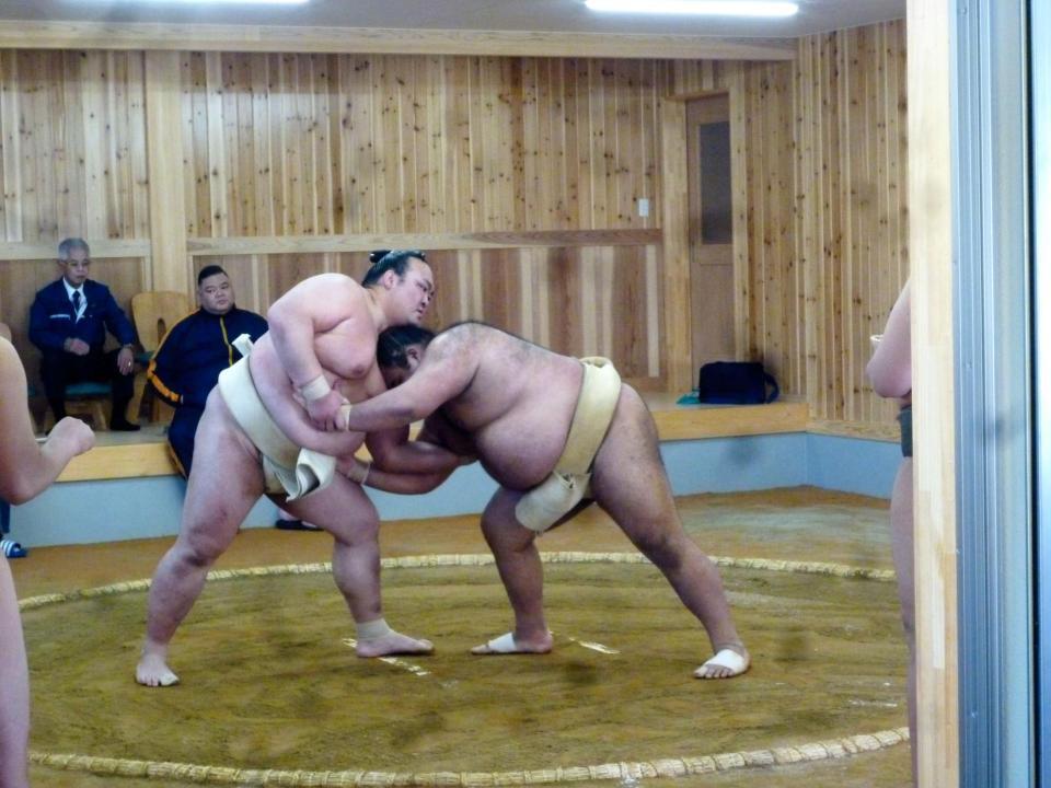 高安（右）を組み止める稀勢の里