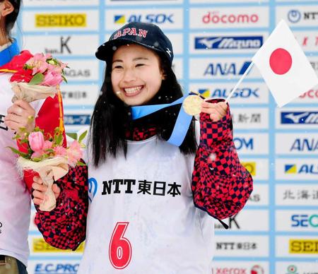 　２月　冬季アジア札幌大会で銅メダルを手に笑顔を見せる今井胡桃