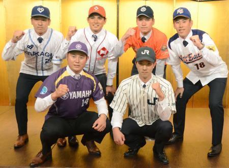 　社会人野球の日本選手権開幕を前に、ポーズをとる（前列左から）ヤマハ・鈴木、ＪＲ東日本・田嶋ら＝１日、大阪市