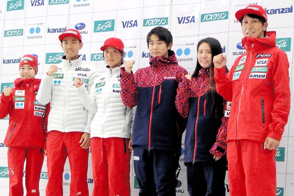 　開幕会見に臨んだ（左から）高梨、渡部、石田、戸塚、松本、葛西