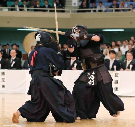 　決勝で内村良一（左）を攻める西村英久＝日本武道館
