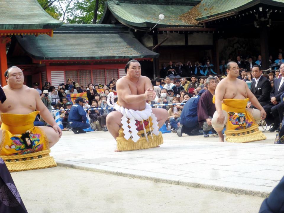 　横綱土俵入りを披露する日馬富士（中央）。右が露払いの安美錦、左は太刀持ちの宝富士