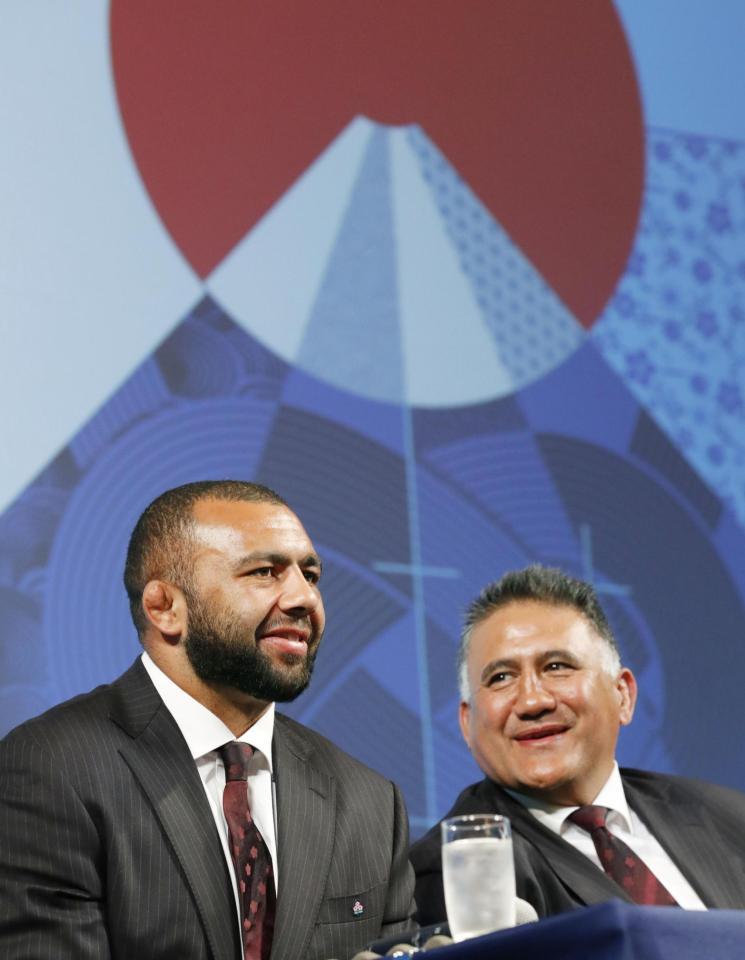 　取材に応じる日本代表のリーチ・マイケル主将（左）とジェイミー・ジョセフＨＣ（共同）