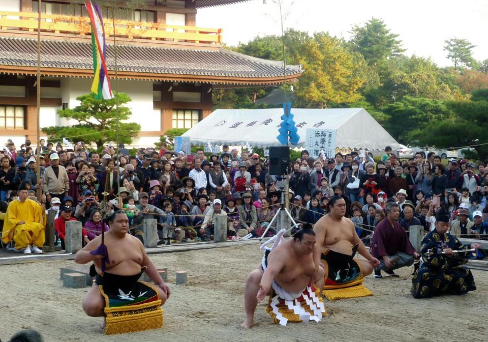 　土俵入りを行った稀勢の里（左から２人目）