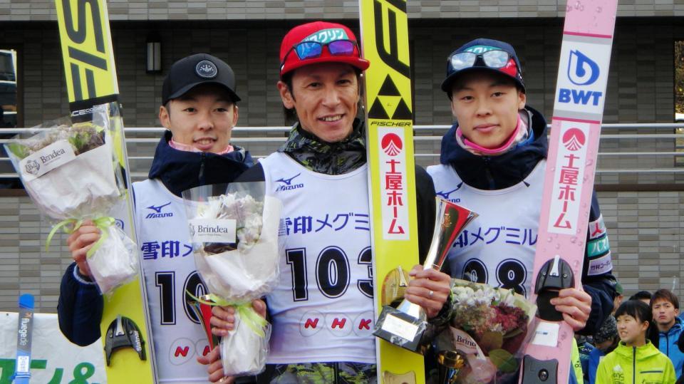 　４５歳で８季ぶりの優勝を飾った葛西紀明（中央）、２位の小林潤志郎（左）、３位の小林陵侑（右）