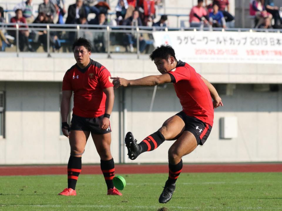 　前半、今季５戦目で初のＰＧを決める帝京大・竹山。この試合ＧとＰＧあわせて５度のキックをすべて決めた（撮影・大友信彦）