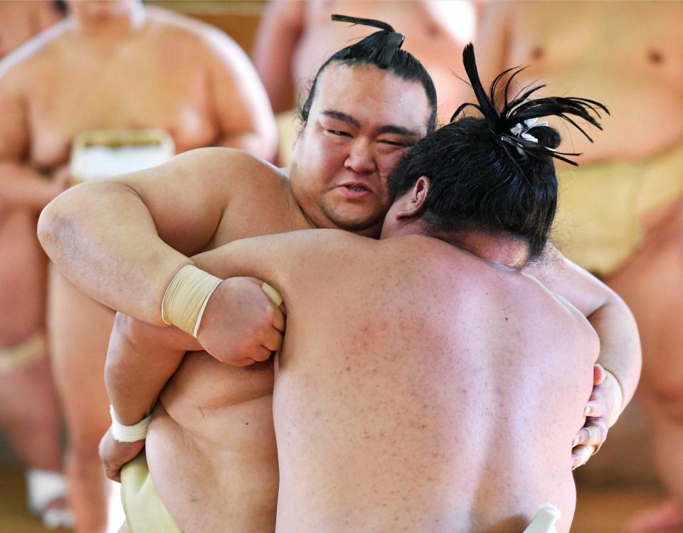 　九州場所に向け、稽古に励む稀勢の里（左）