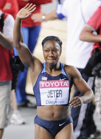 　世界陸上の女子１００メートルで優勝し、声援に応えるカーメリタ・ジーター＝２０１１年８月、韓国・大邱（共同）