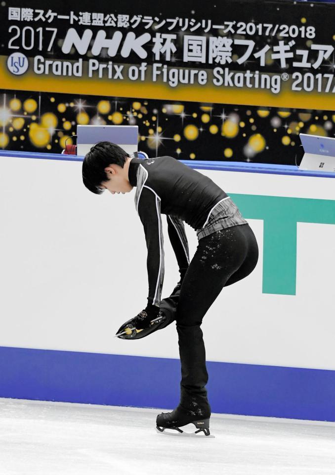 公式練習で転倒し、右足を気にする羽生結弦＝大阪市中央体育館