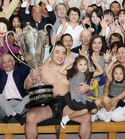 　９月の大相撲秋場所で優勝した横綱日馬富士。年間最多勝争いで現在トップ＝両国国技館