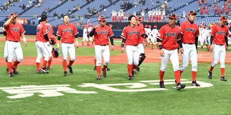 　社会人野球日本選手権の準々決勝でトヨタ自動車に敗れ、引き揚げる東芝ナイン＝１０日、大阪市の京セラドーム大阪
