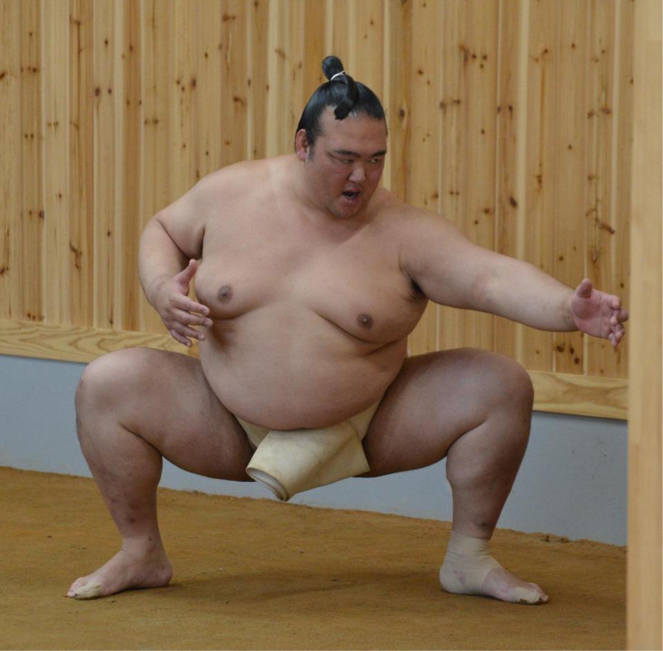 　すり足で汗を流す稀勢の里。九州場所出場を明言した