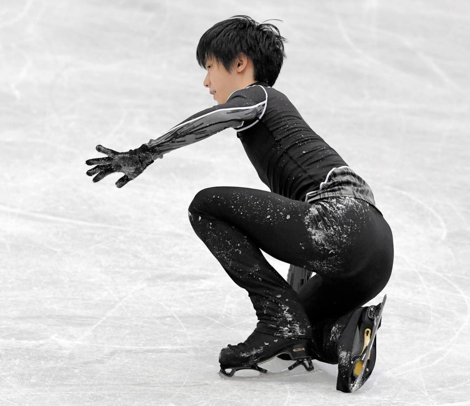 公式練習で転倒し負傷する羽生結弦＝９日