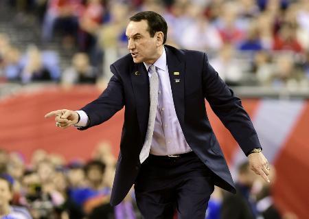 　２０１５年の全米大学選手権で指揮を執るデューク大のシュシェフスキ監督＝インディアナポリス（ＵＳＡ　ＴＯＤＡＹ・ロイター＝共同）